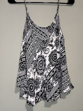 2 Hearts Black & White Flower Printed Top